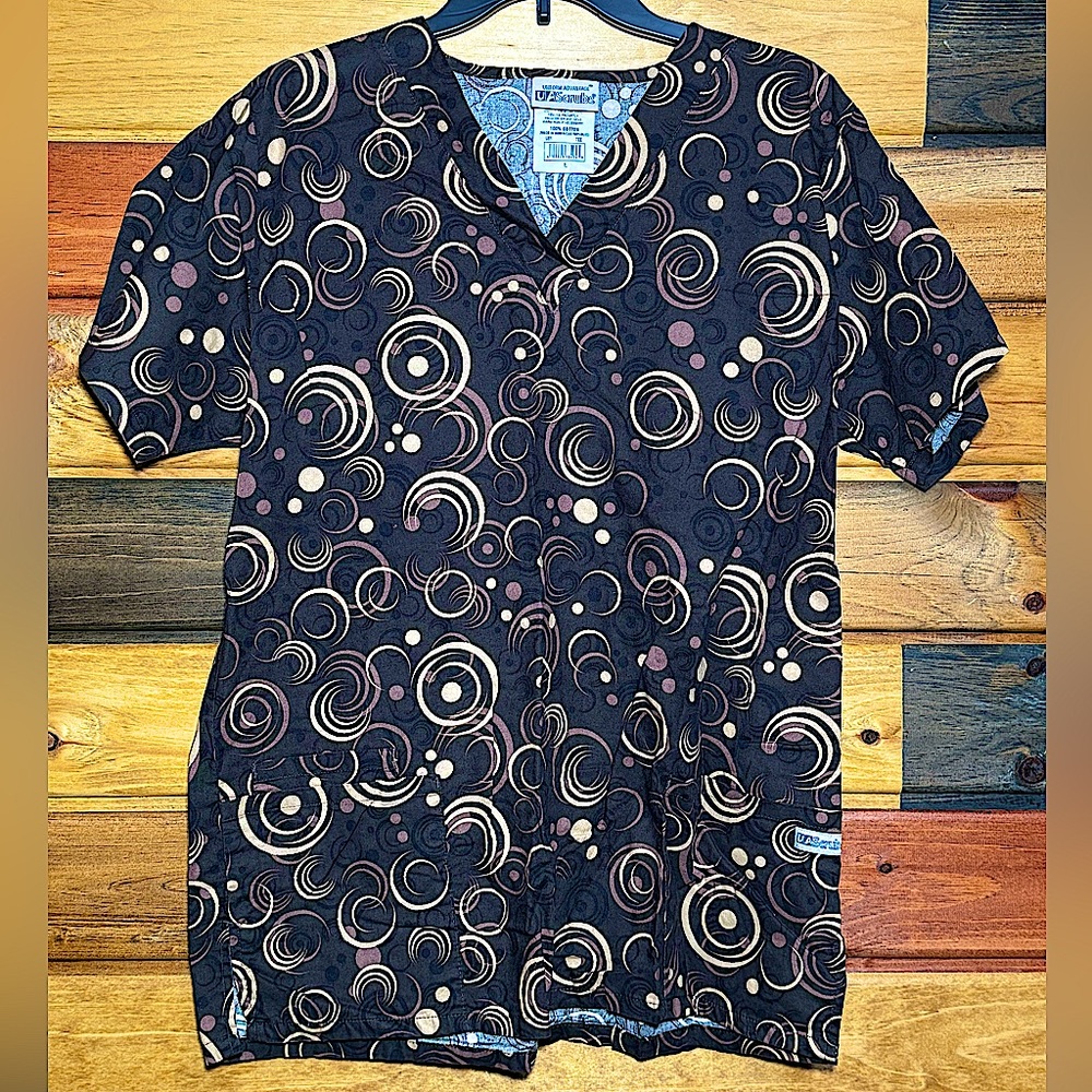 UA swirl design Scrub top, size Large